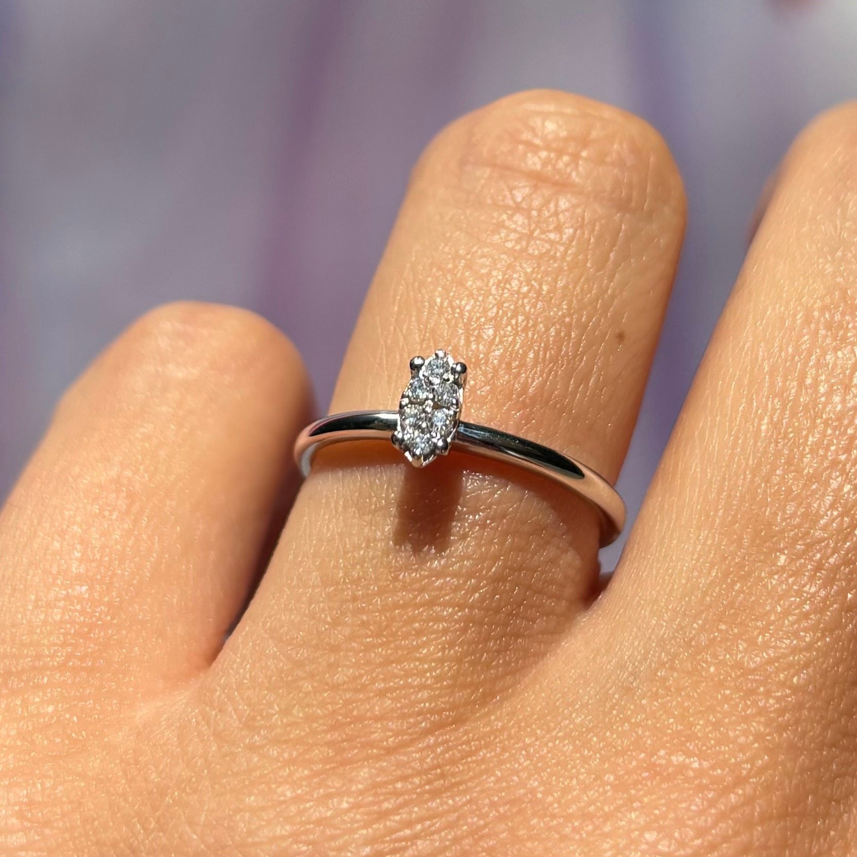 Тънък златен пръстен с диаманти във форма брилянт, създаващи визия на пръстен с маркиз диамант в по-голям карат.